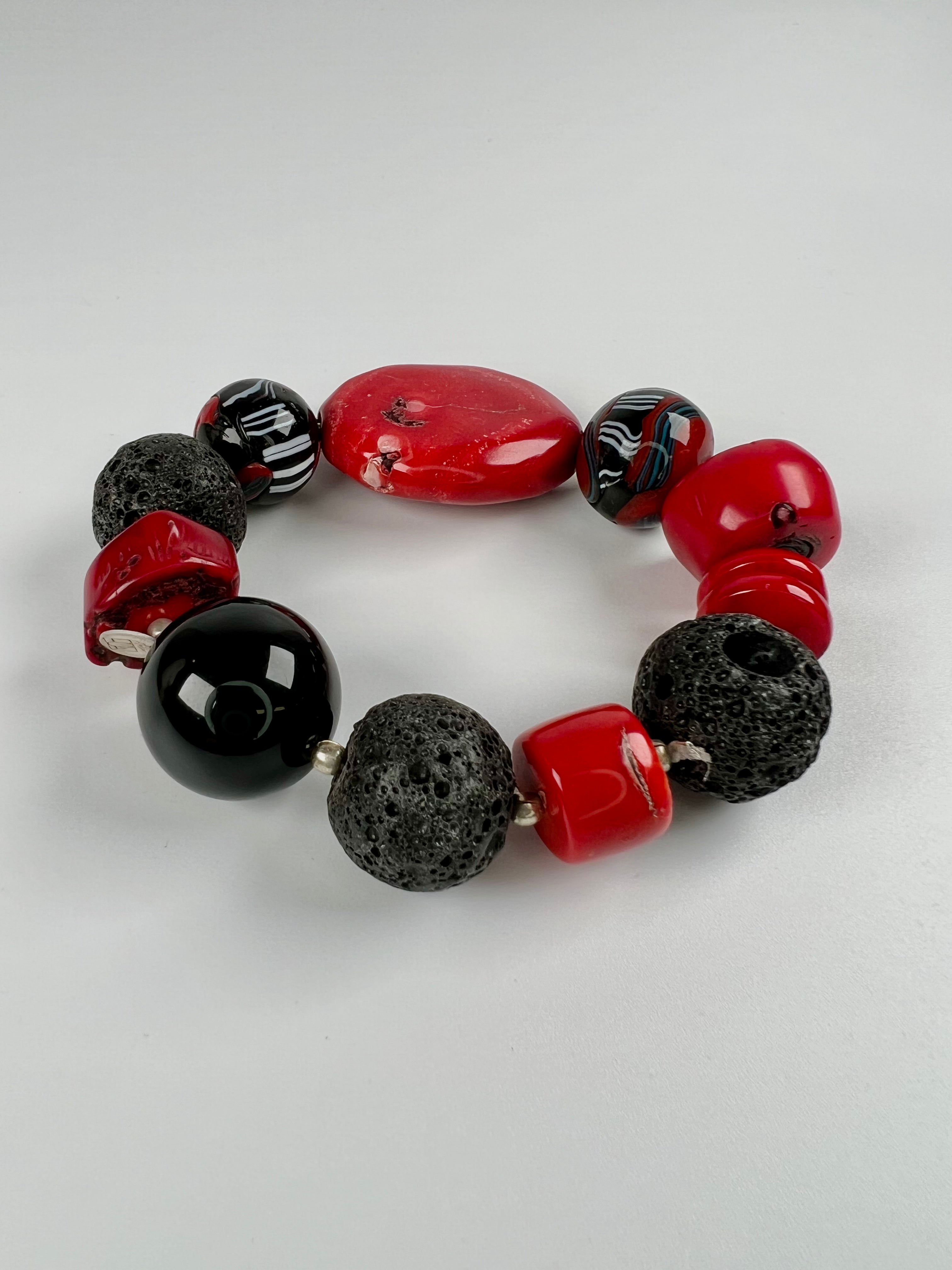 Armband aus Schaumkoralle, Koralle mit Silberelementen