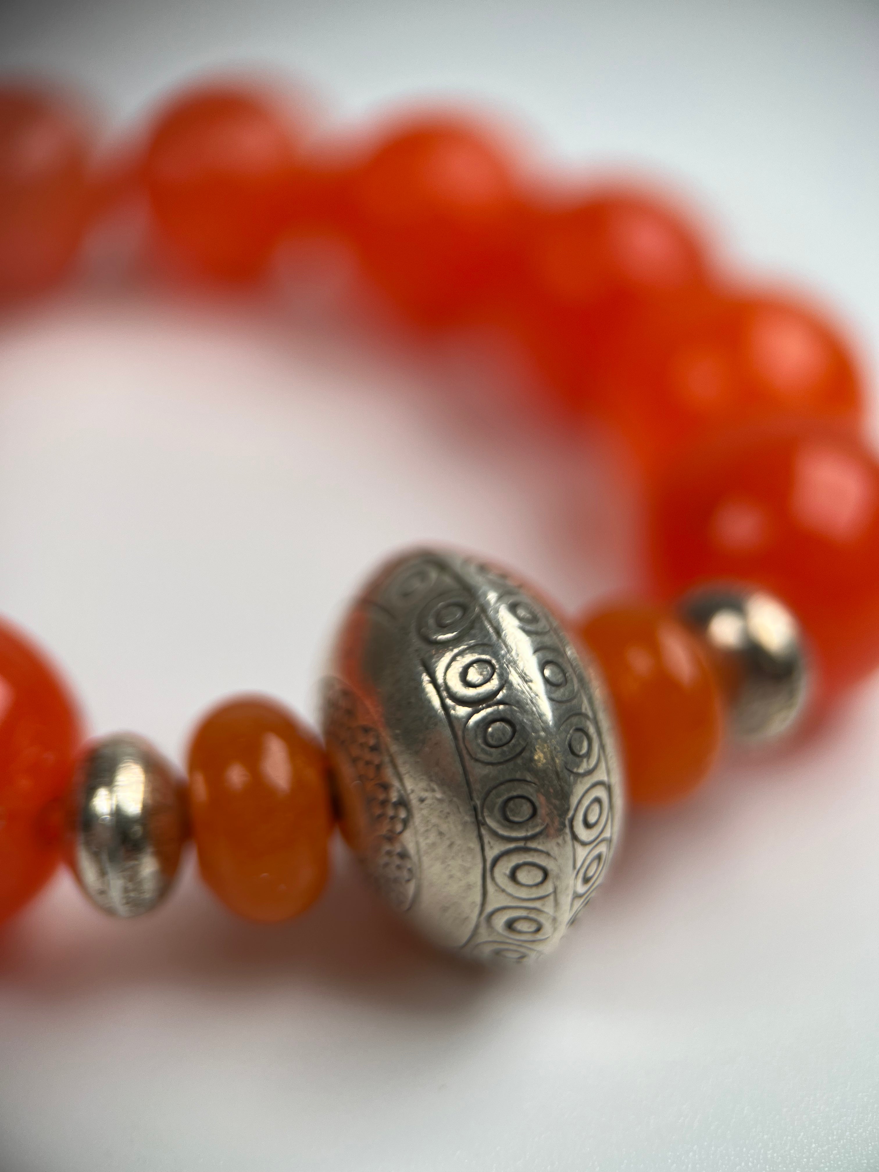 Armband aus Carneolen und Silberelementen