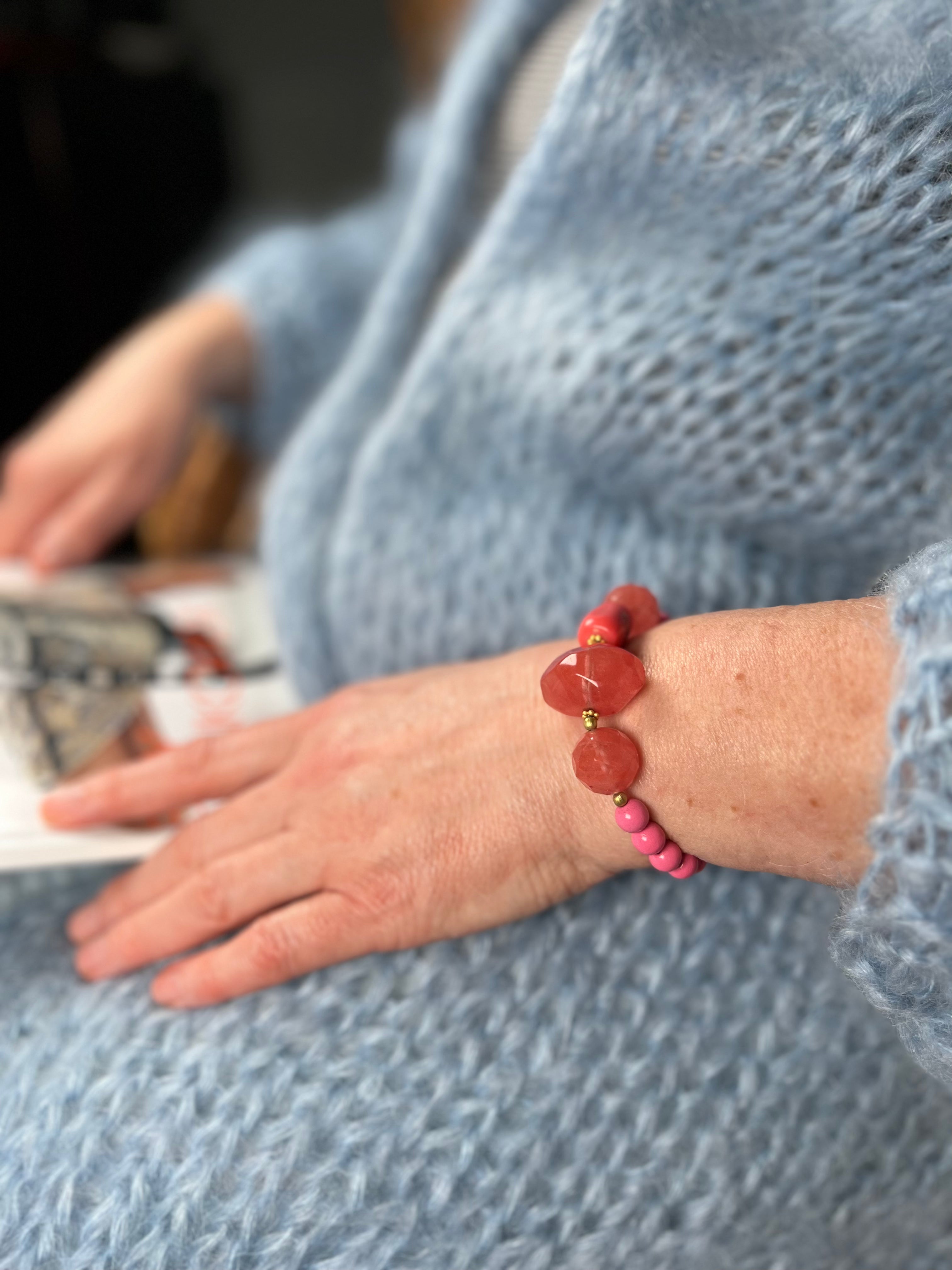 Armband aus rosa Morganit, Holzperlen und Goldelementen