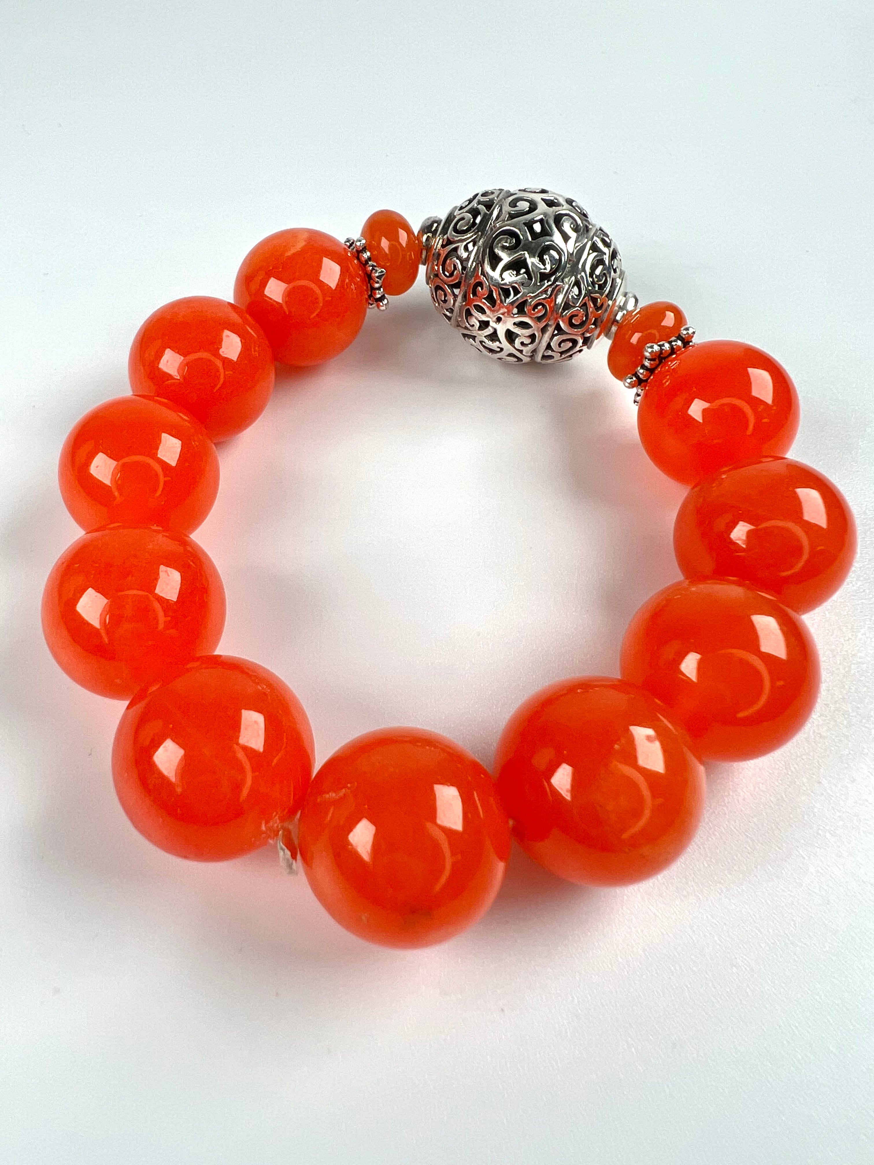 Armband aus Carneolen mit Silberelementen