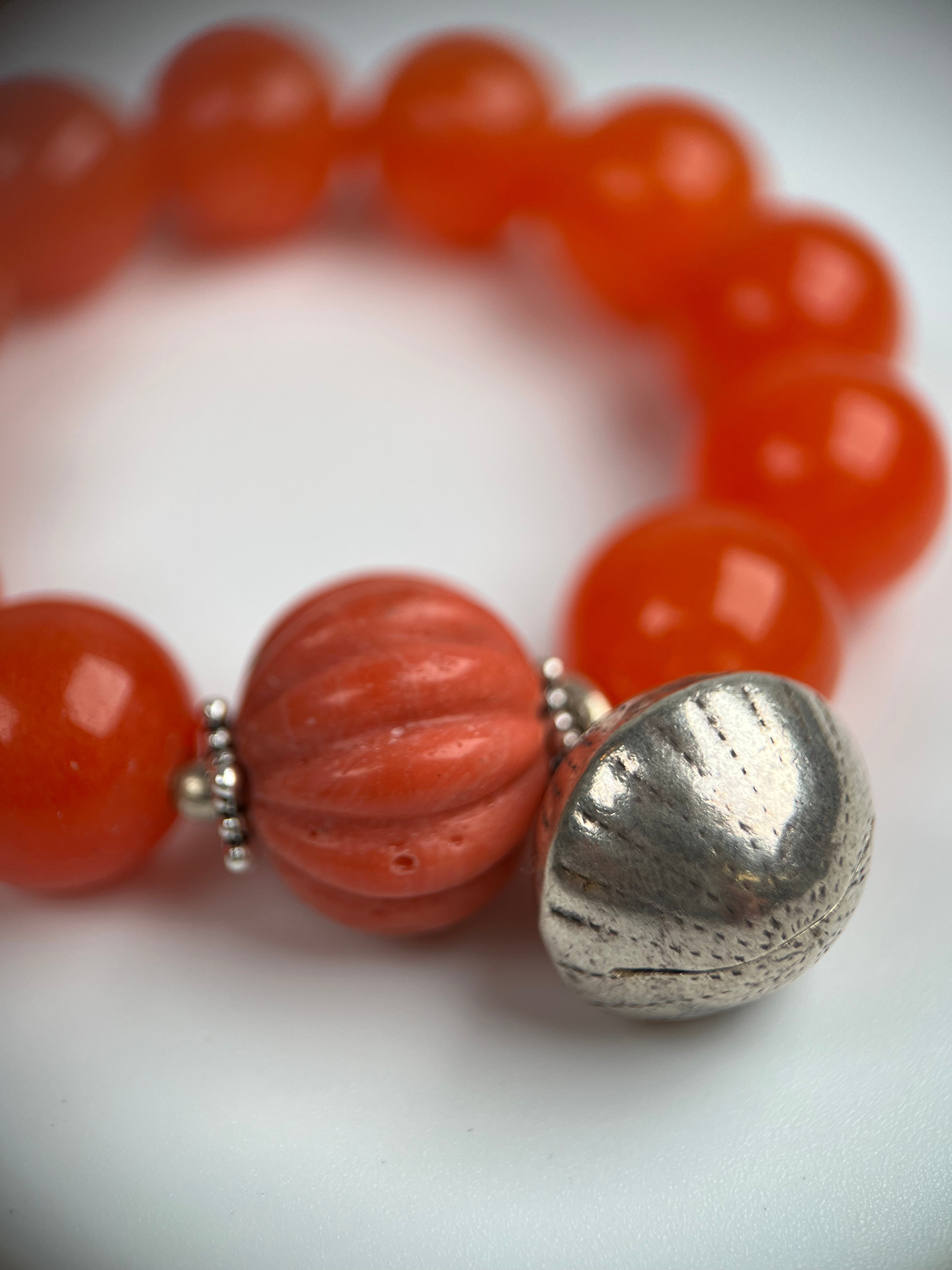 Armband aus Carneolen, Coralle und Silberelementen