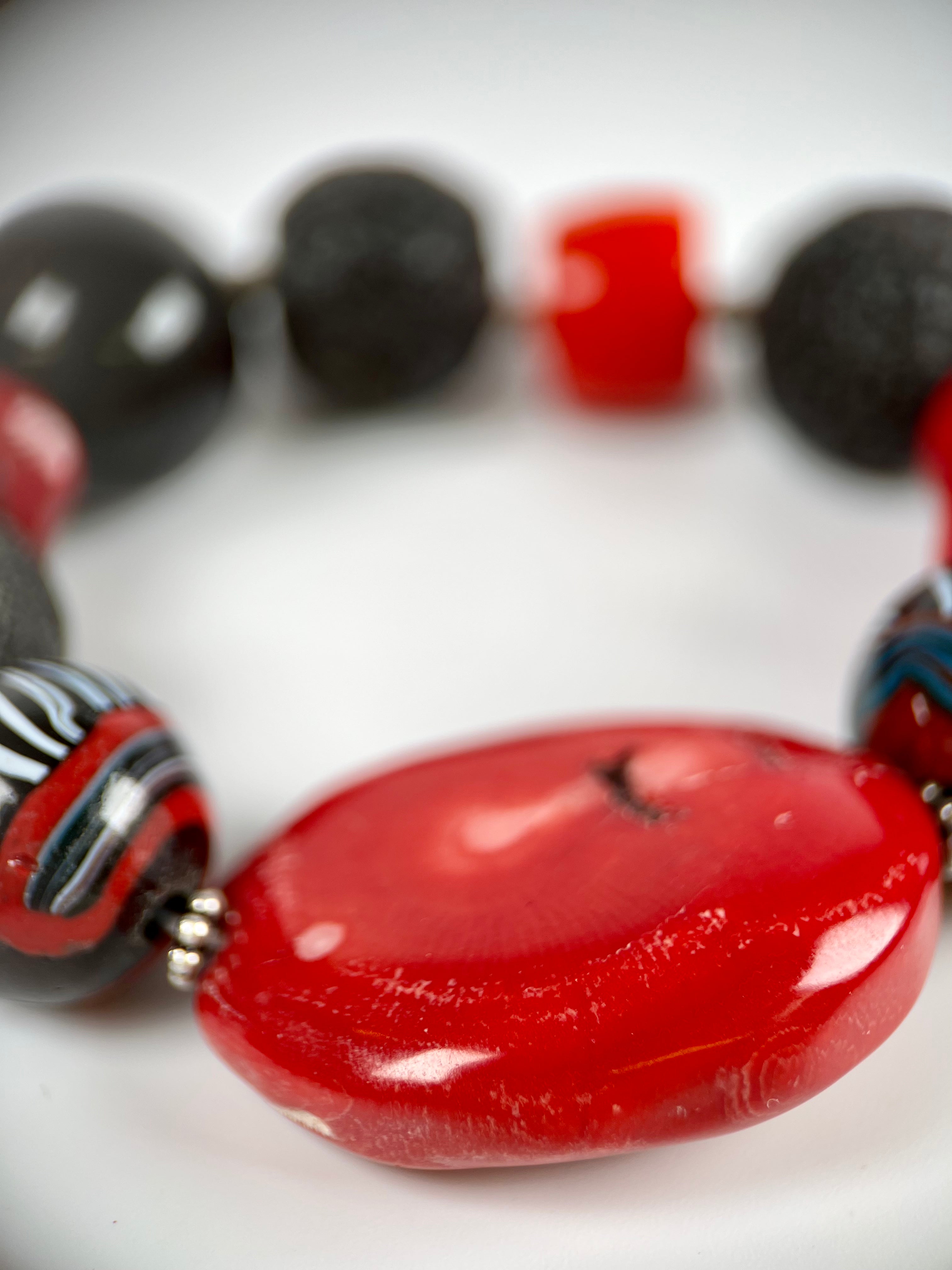 Armband aus Schaumkoralle, Koralle mit Silberelementen