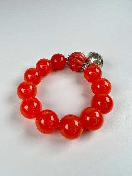 Armband aus Carneolen, Coralle und Silberelementen