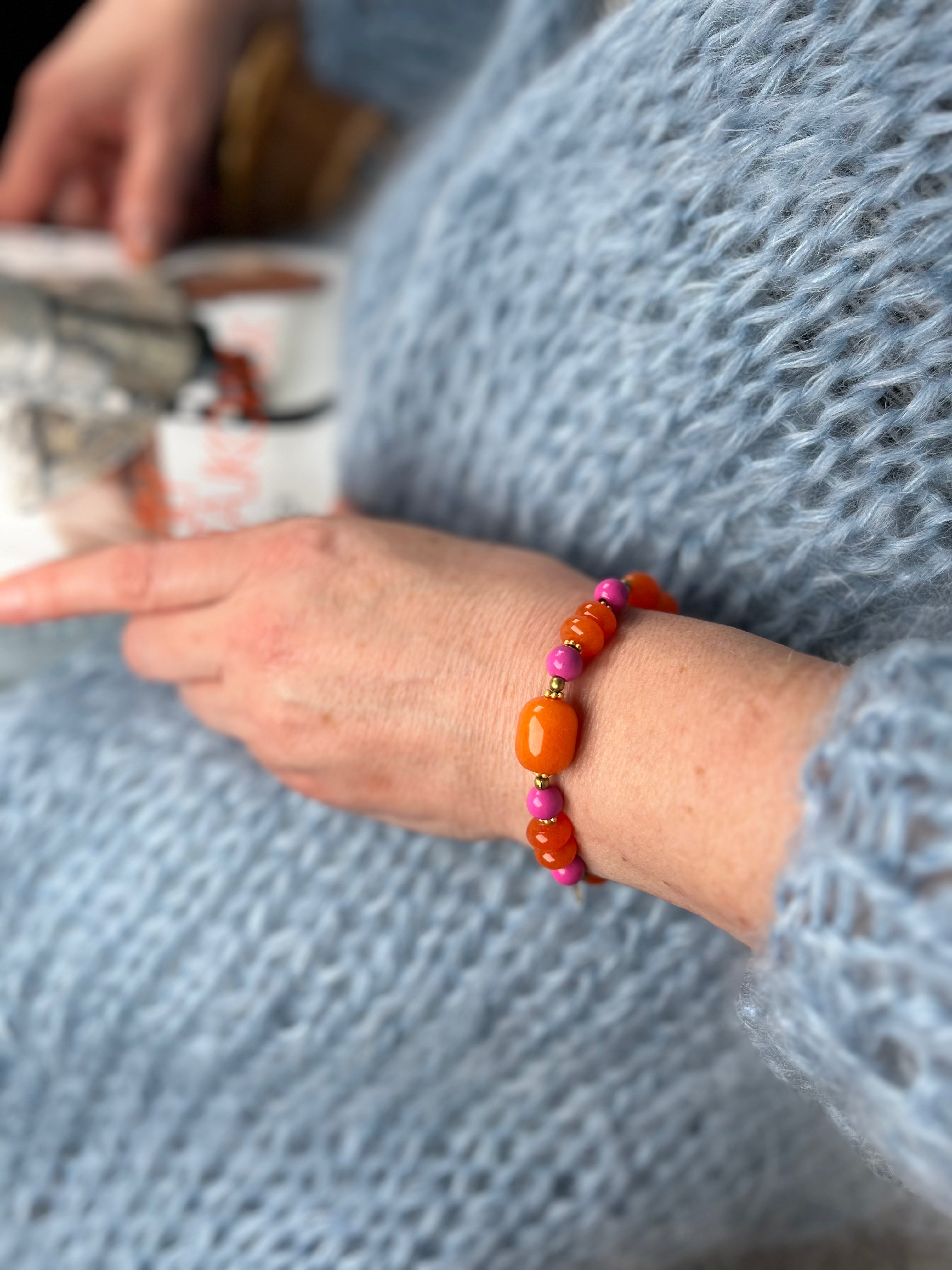 Armband aus Carneolen, Holzperlen und Goldelementen