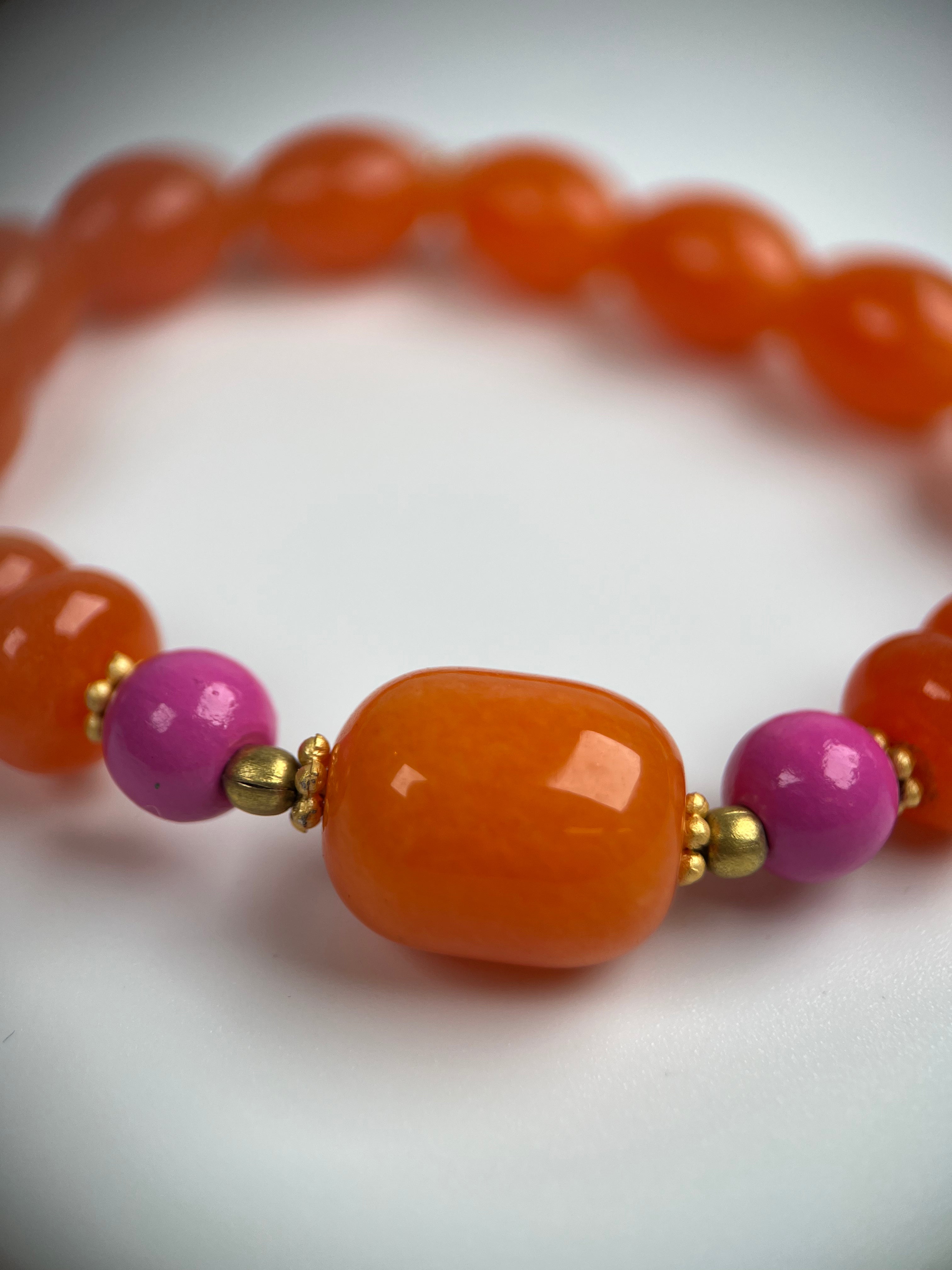 Armband aus Carneolen, Holzperlen und Goldelementen