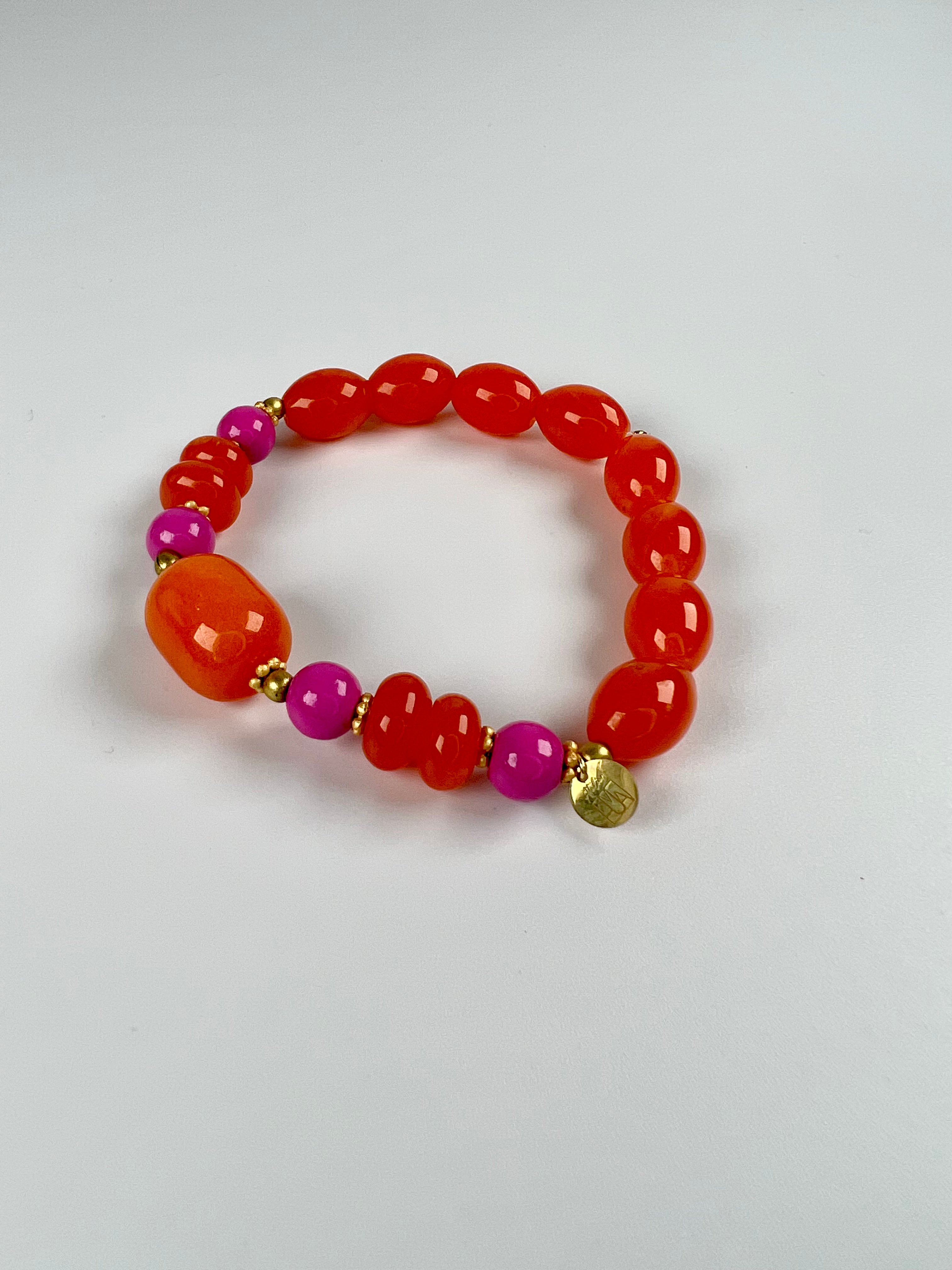 Armband aus Carneolen, Holzperlen und Goldelementen