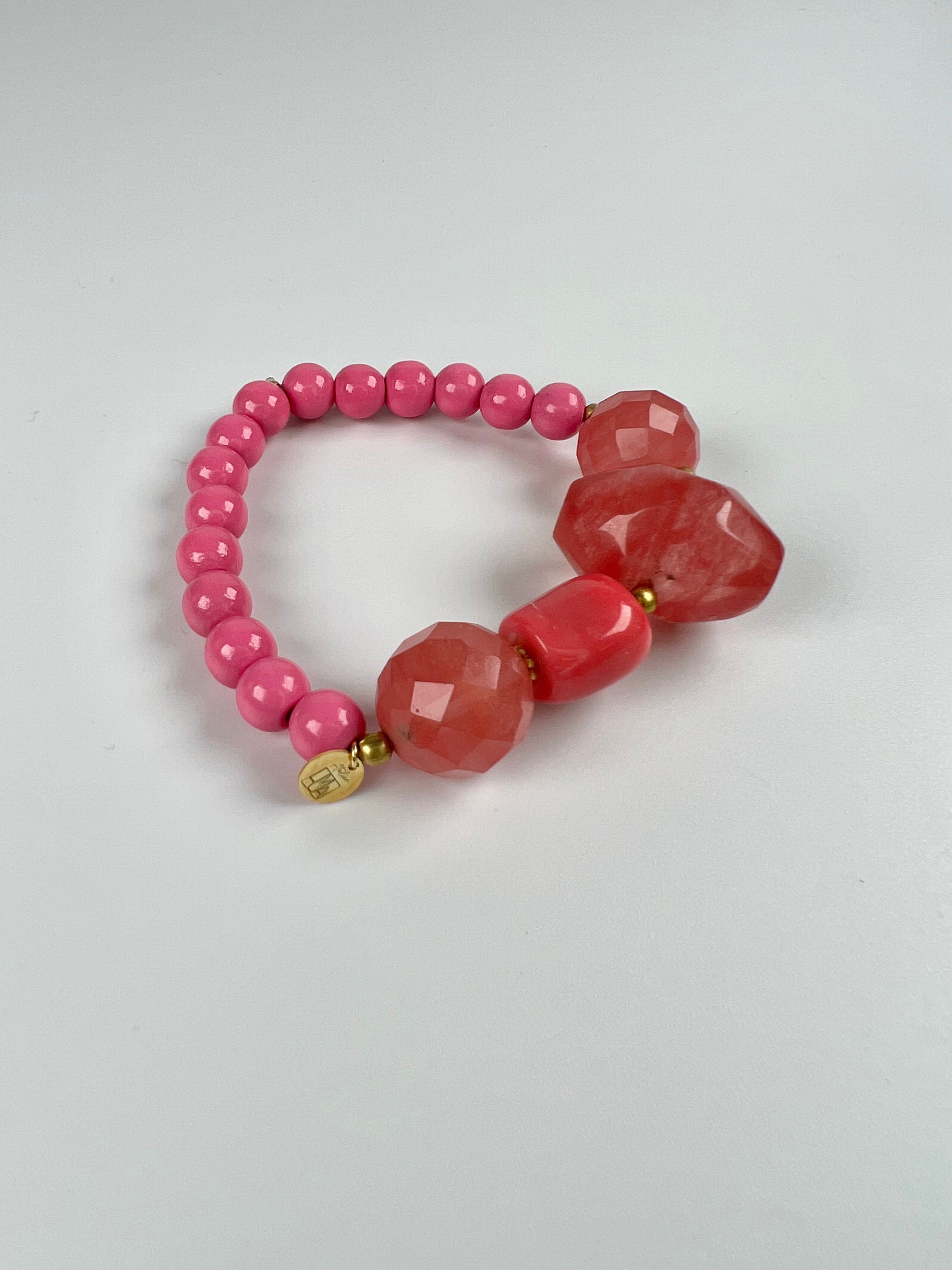 Armband aus rosa Morganit, Holzperlen und Goldelementen