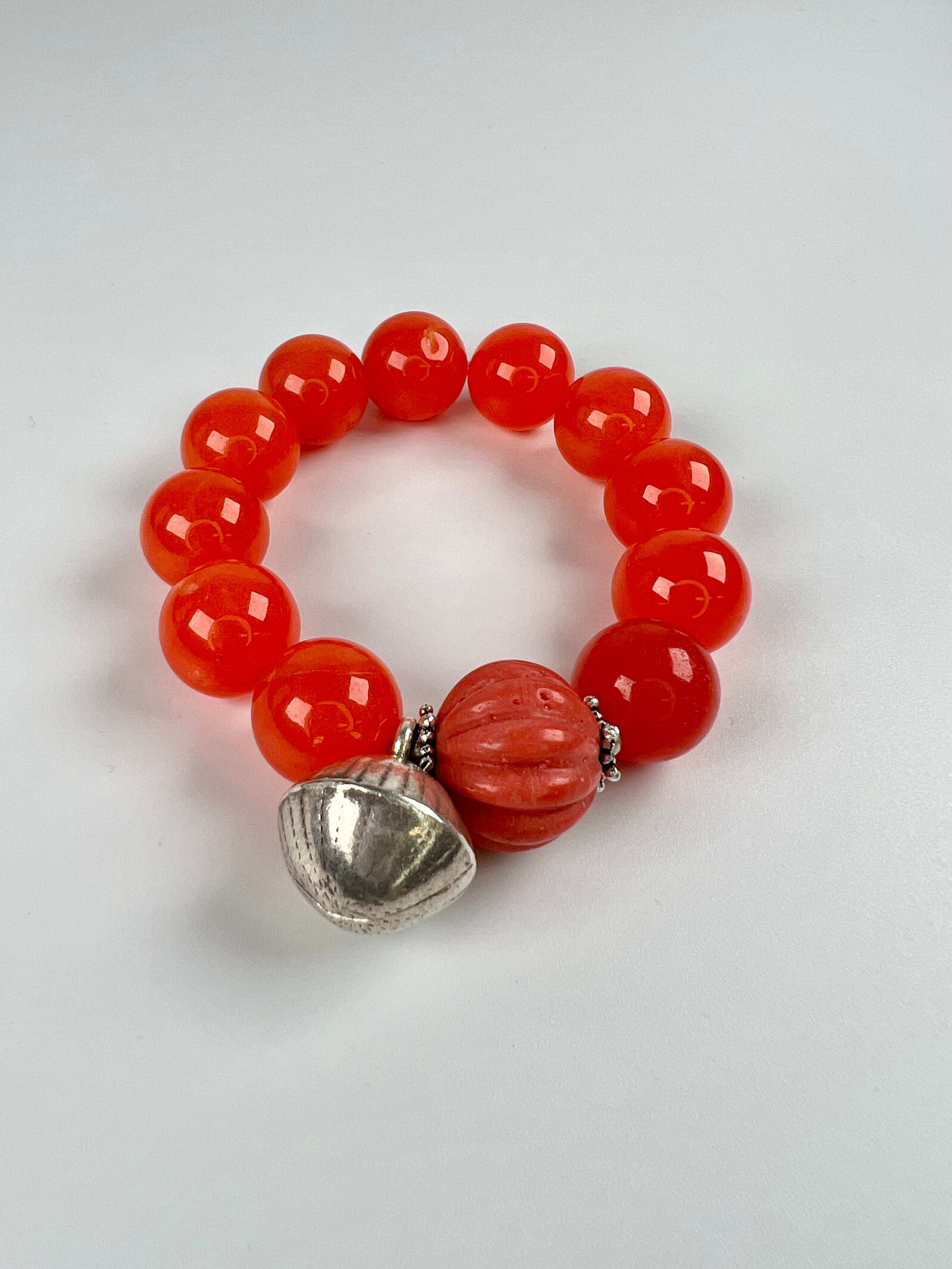 Armband aus Carneolen, Coralle und Silberelementen