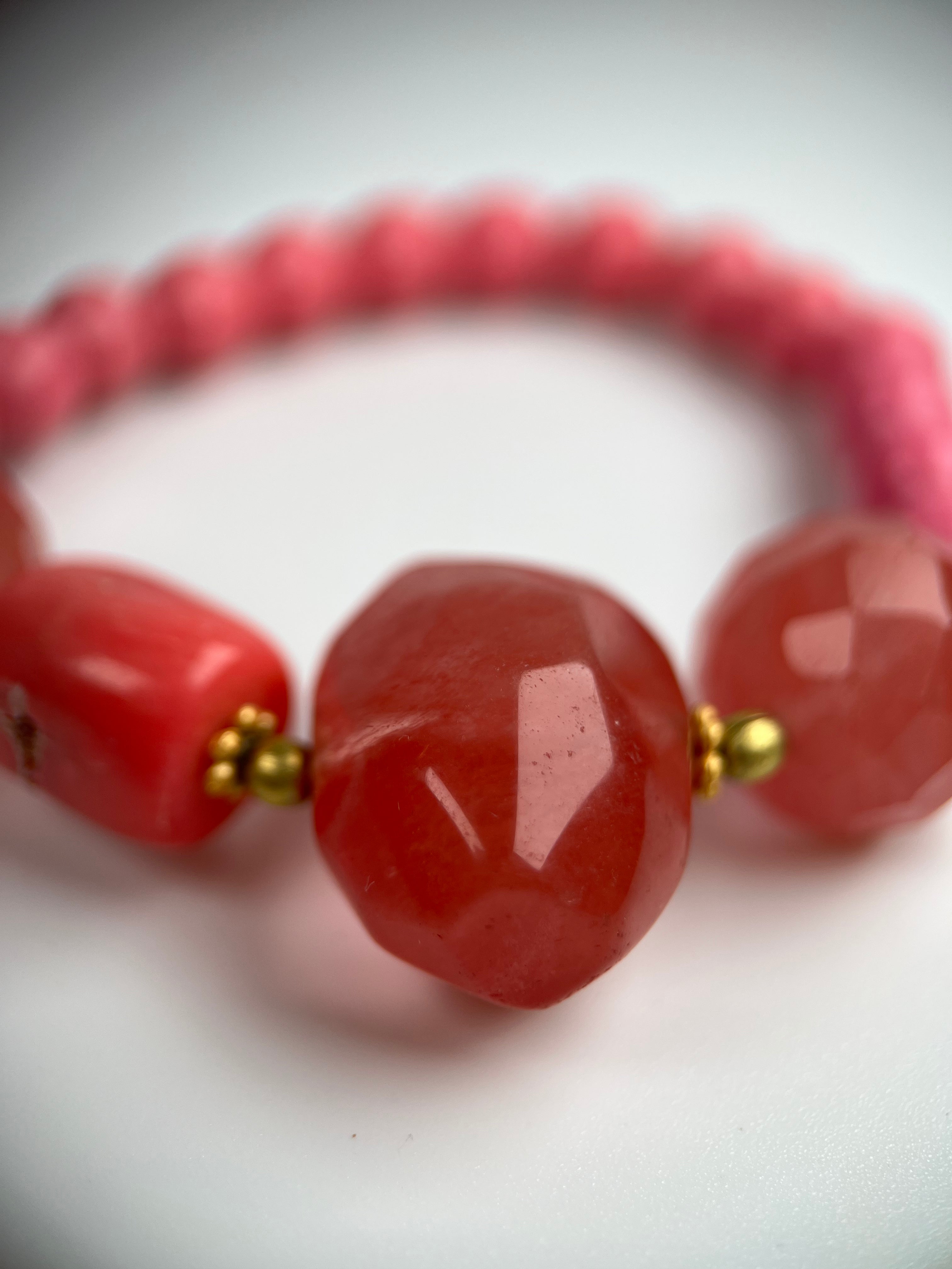 Armband aus rosa Morganit, Holzperlen und Goldelementen
