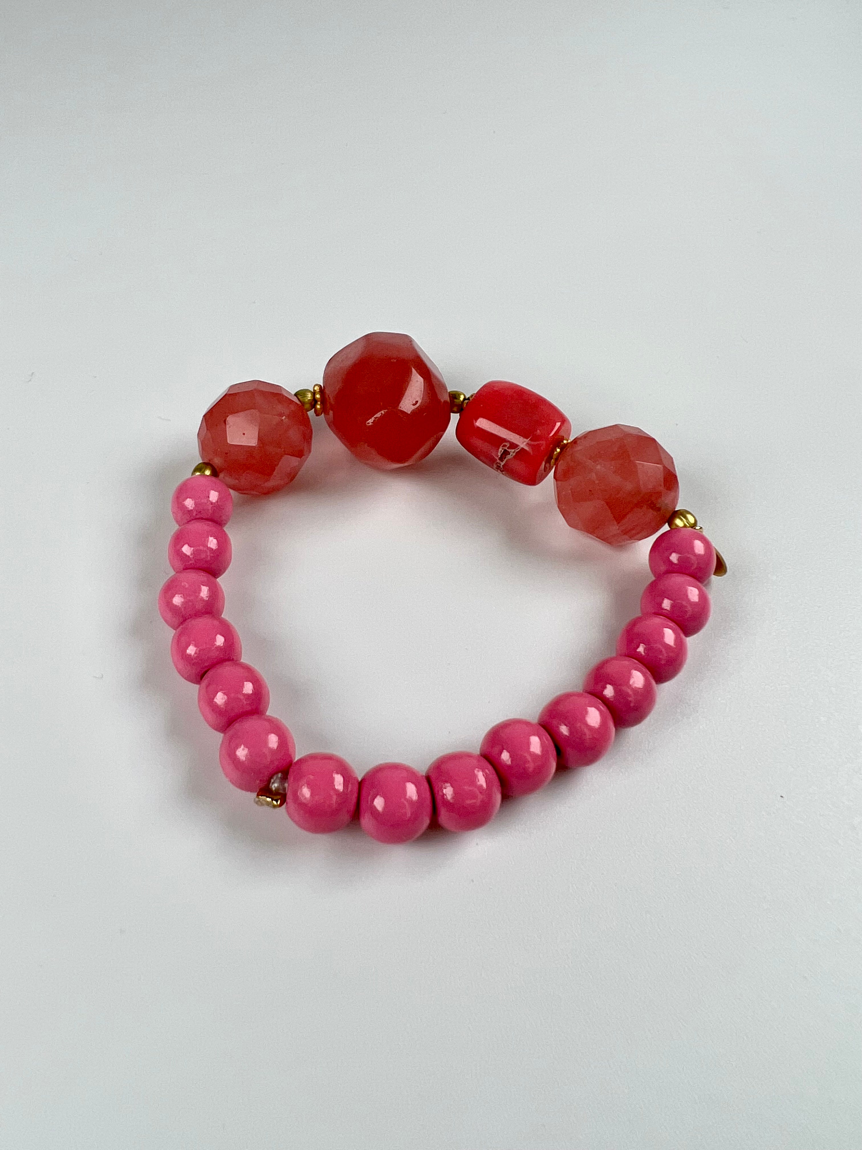 Armband aus rosa Morganit, Holzperlen und Goldelementen