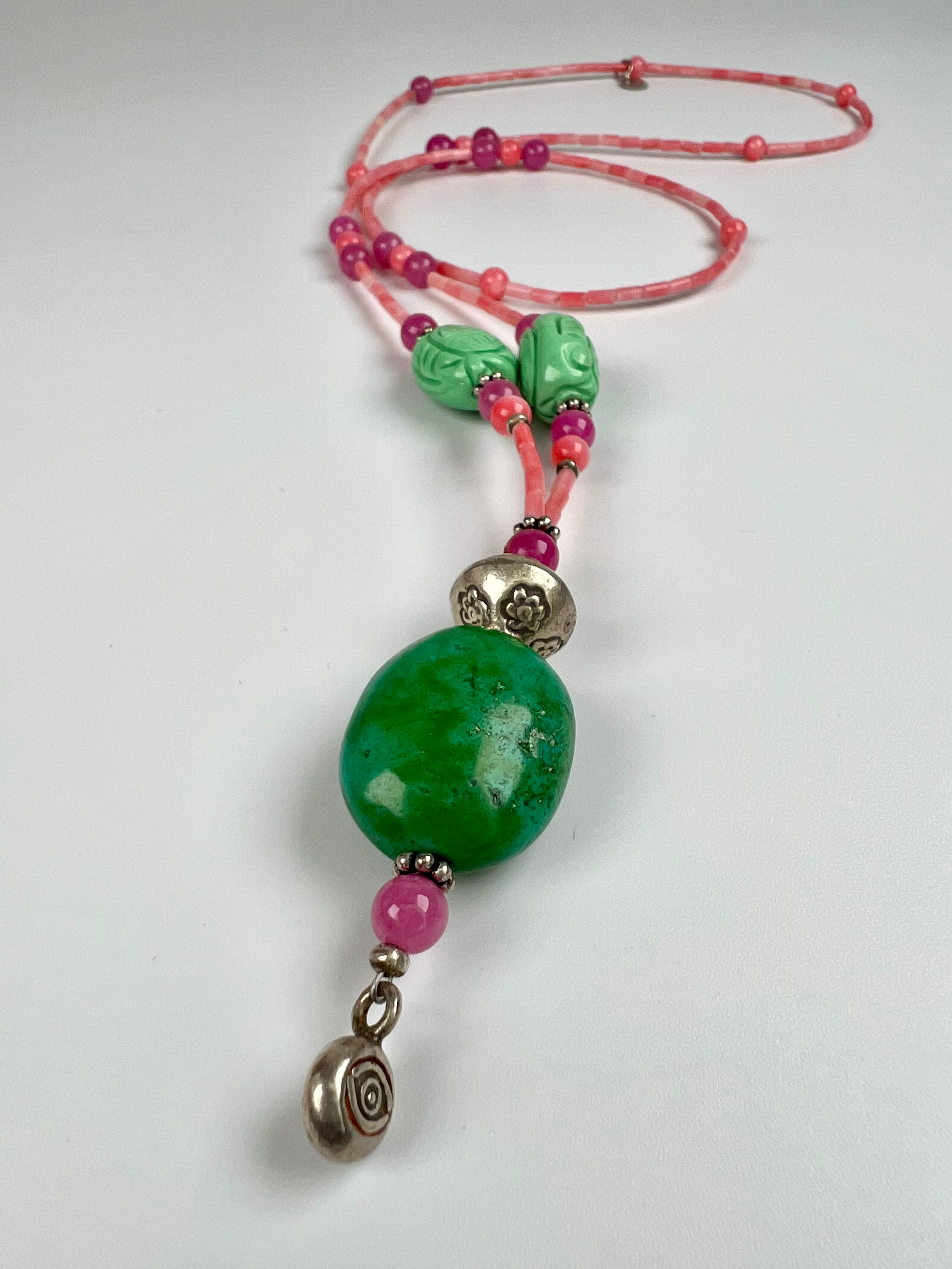 Handgefertigte Kette aus pinker Koralle, türkisen Steinen und Silberelementen