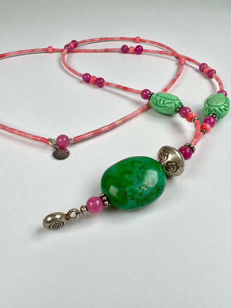 Handgefertigte Kette aus pinker Koralle, türkisen Steinen und Silberelementen