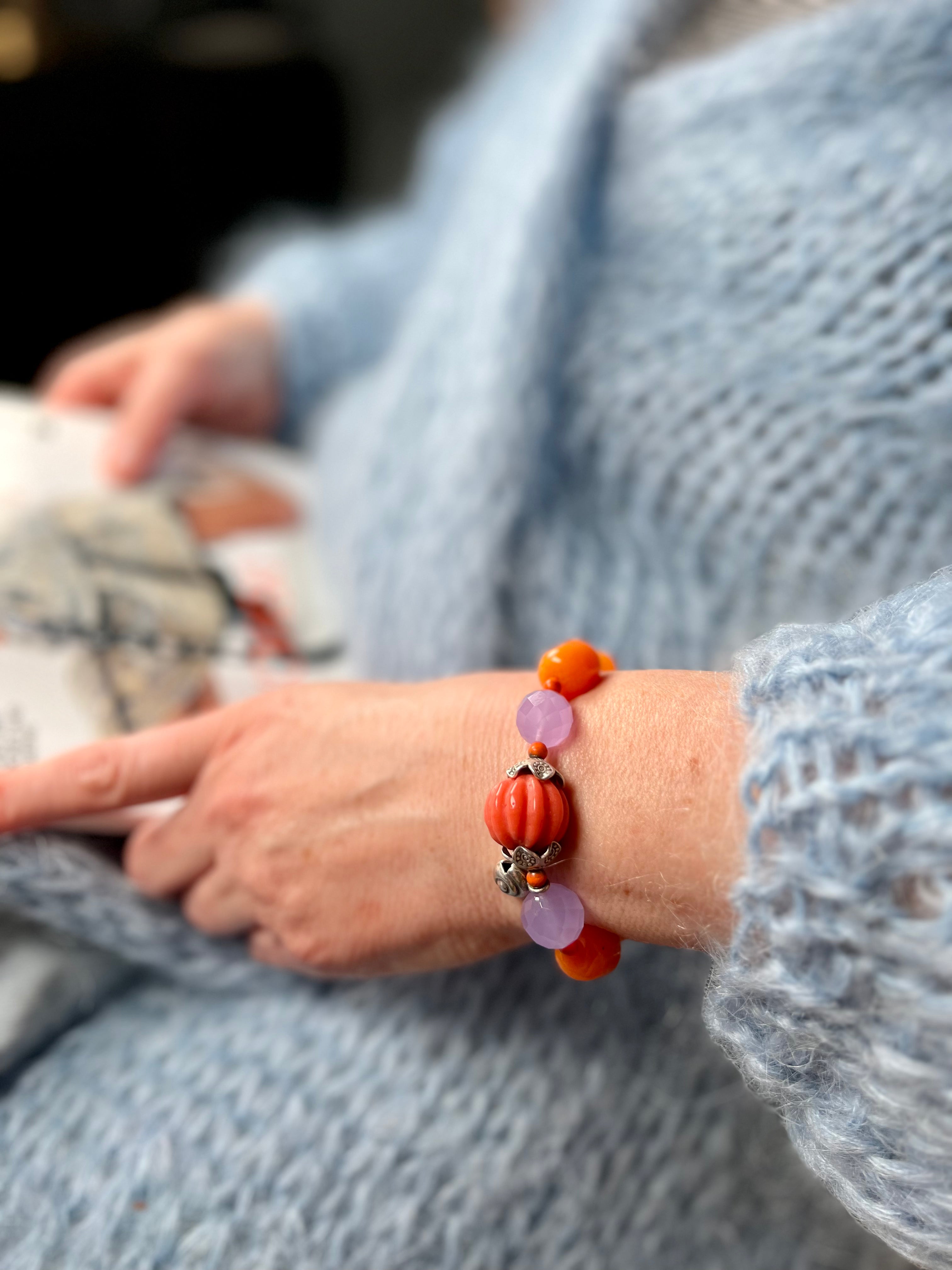 Armband aus Carneolen, Koralle, lila Kunzit mit Silberelementen