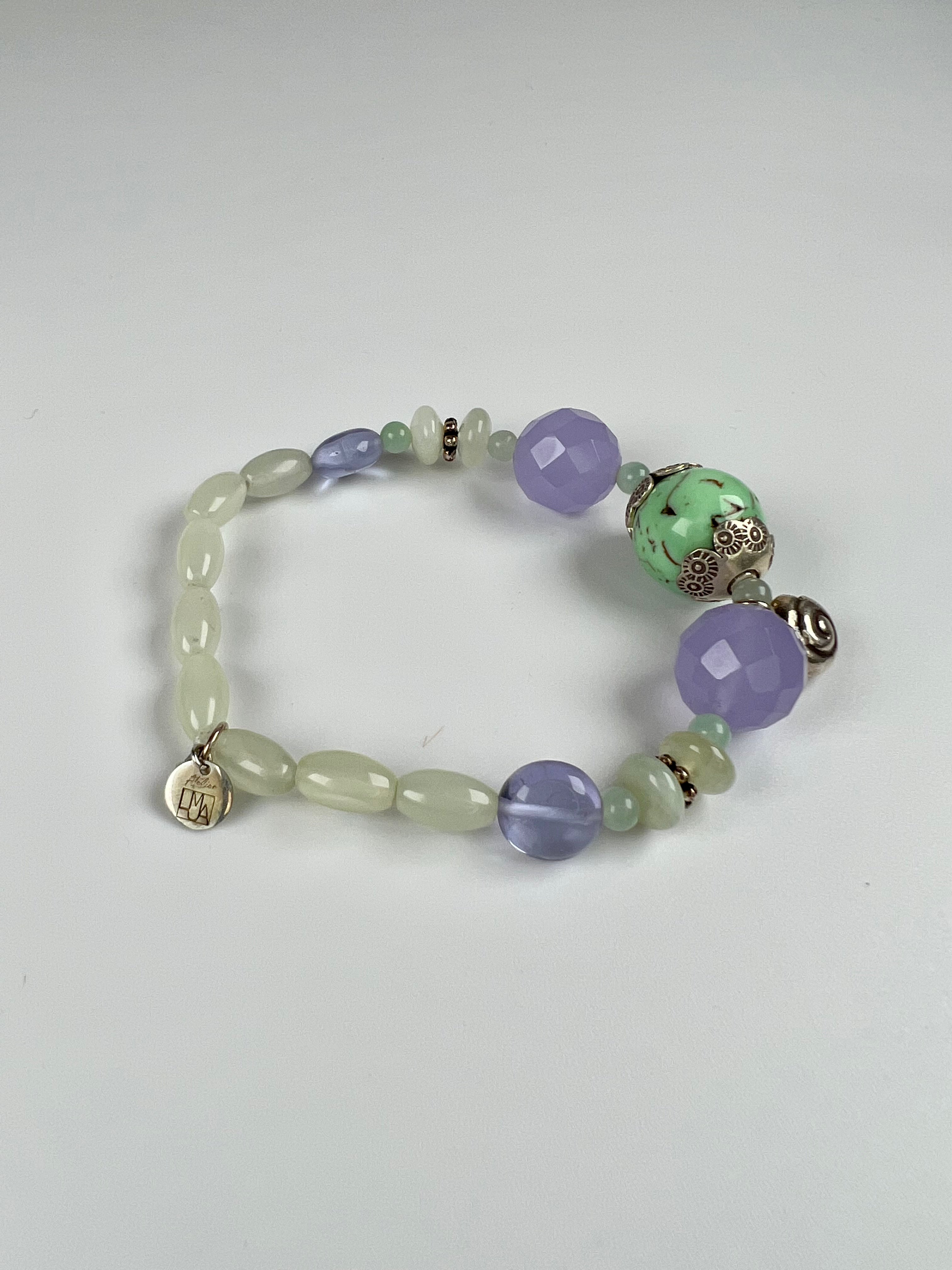 Armband aus und lila Kunzit mit Silberelementen