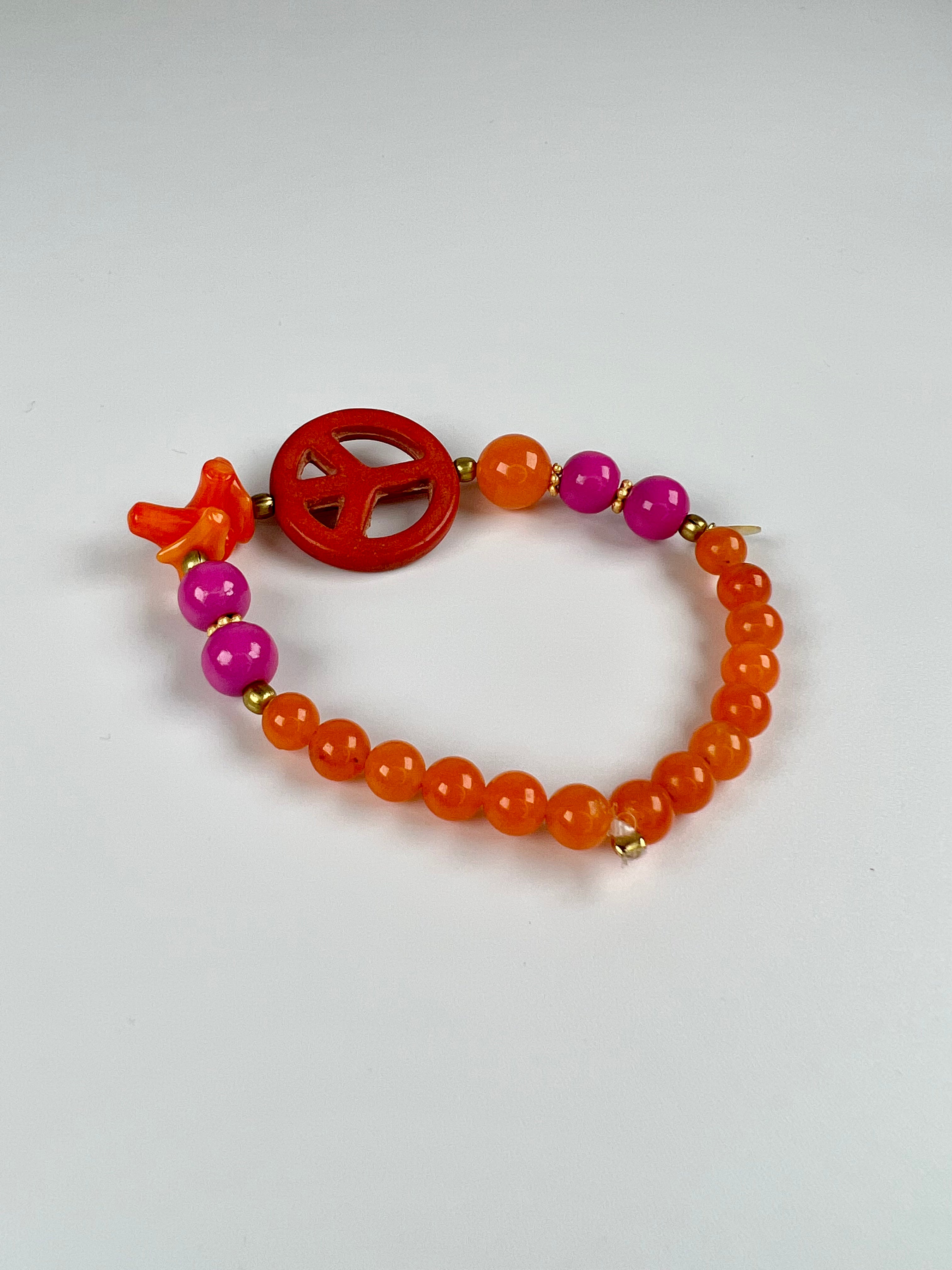 Armband aus Carneolen, Koralle und Holzperlen mit Goldelementen