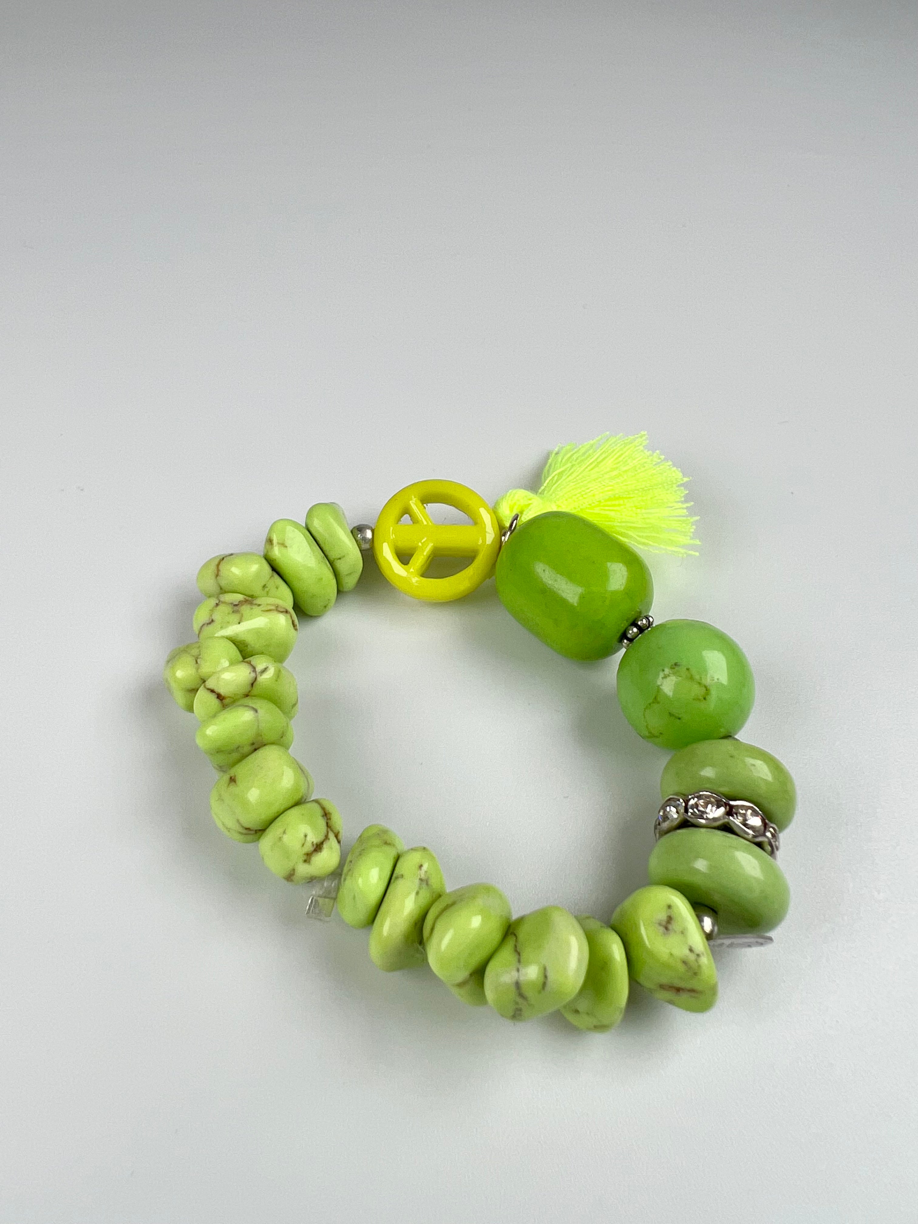 Armband aus grüner Koralle mit Silberelementen