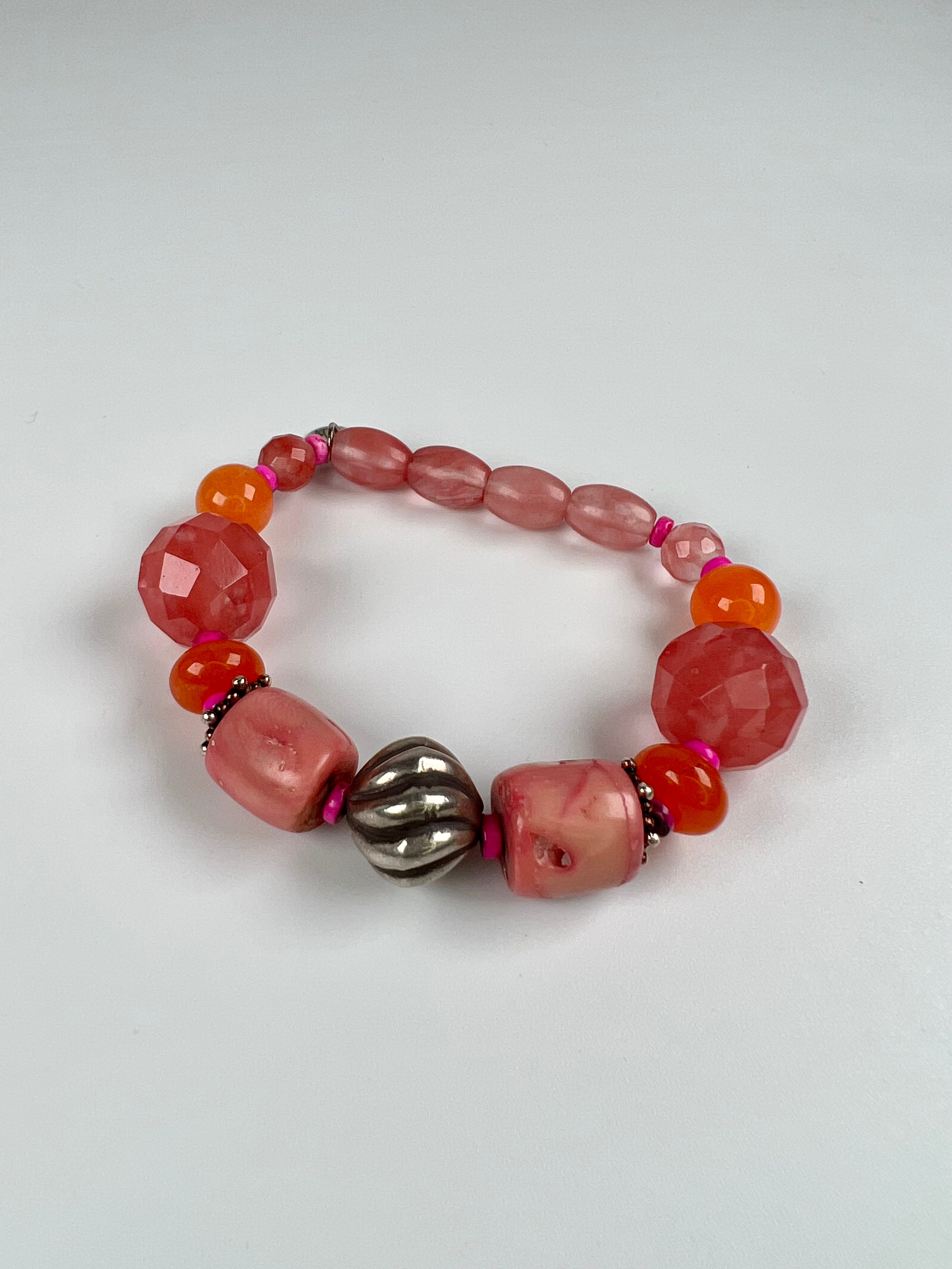 Armband aus rosa Morganit, Koralle und Silberelementen