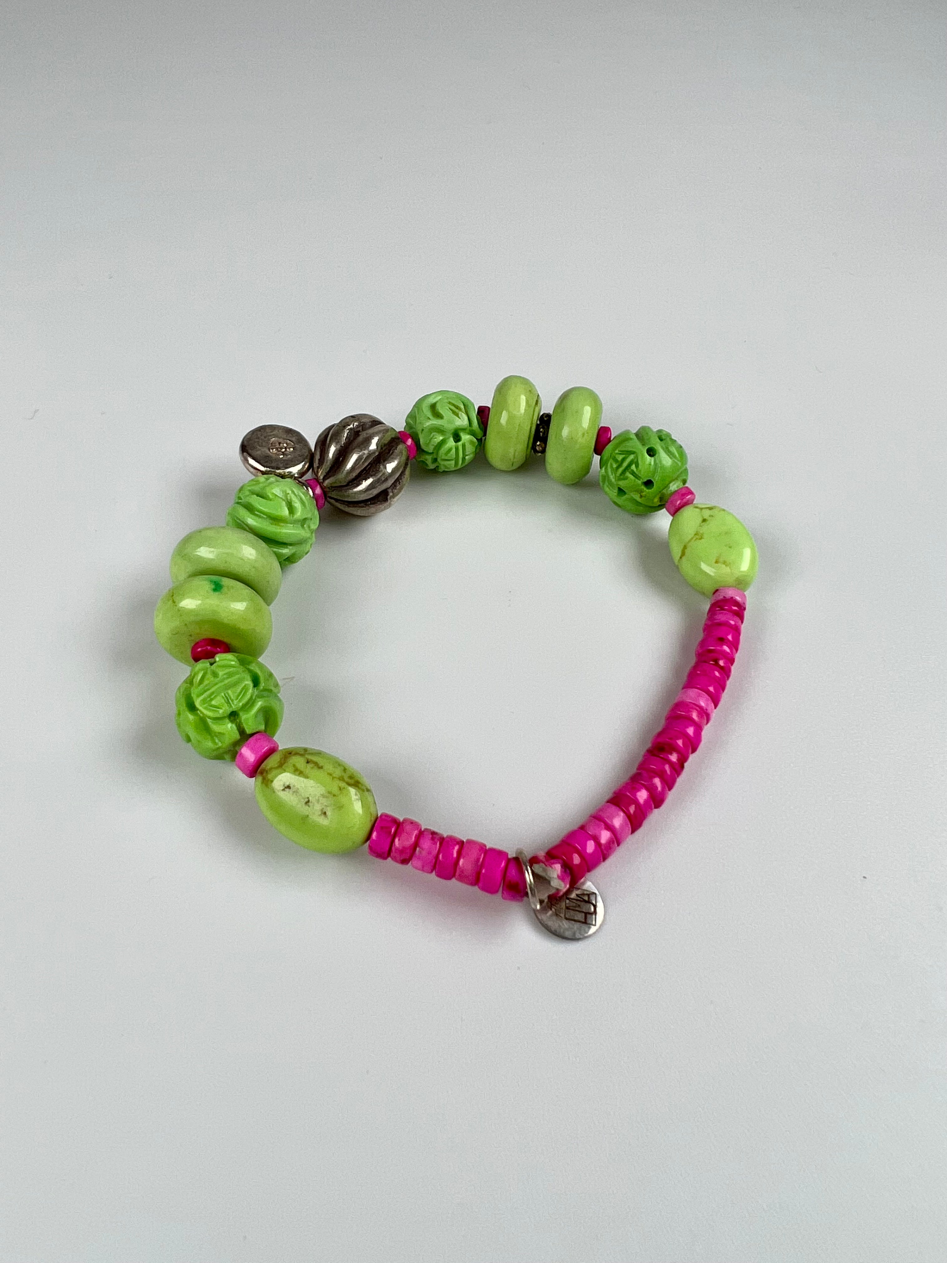 Armband aus grüner und pinker Koralle