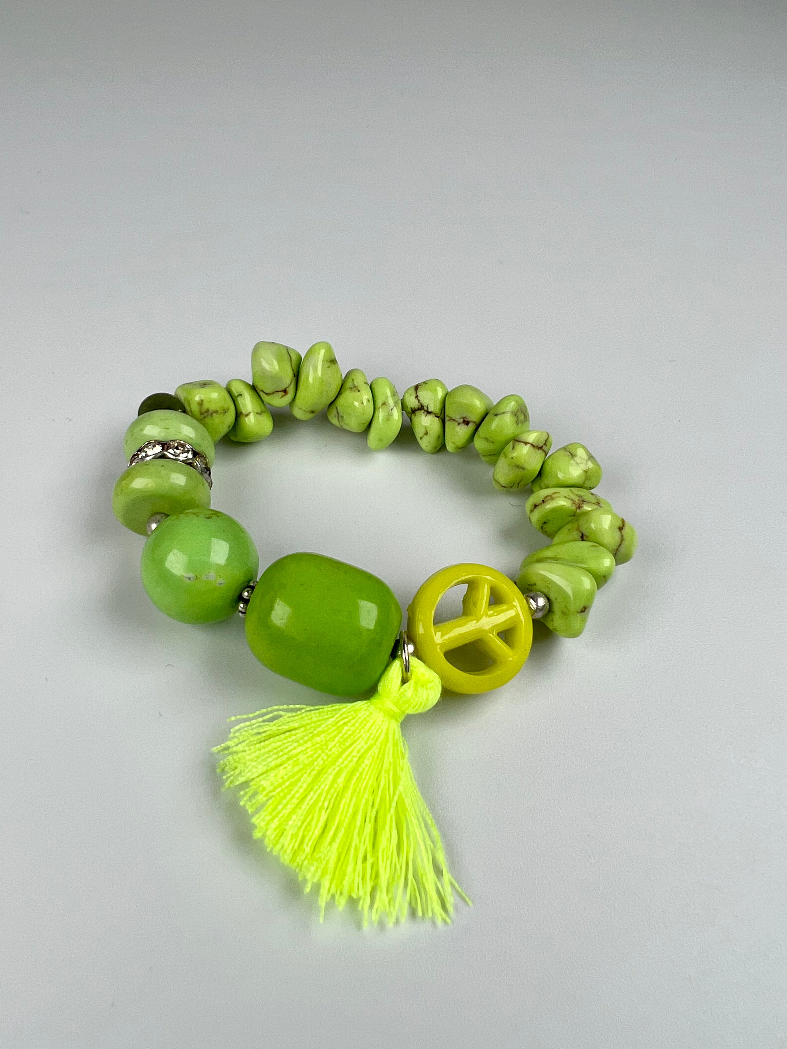 Armband aus grüner Koralle mit Silberelementen