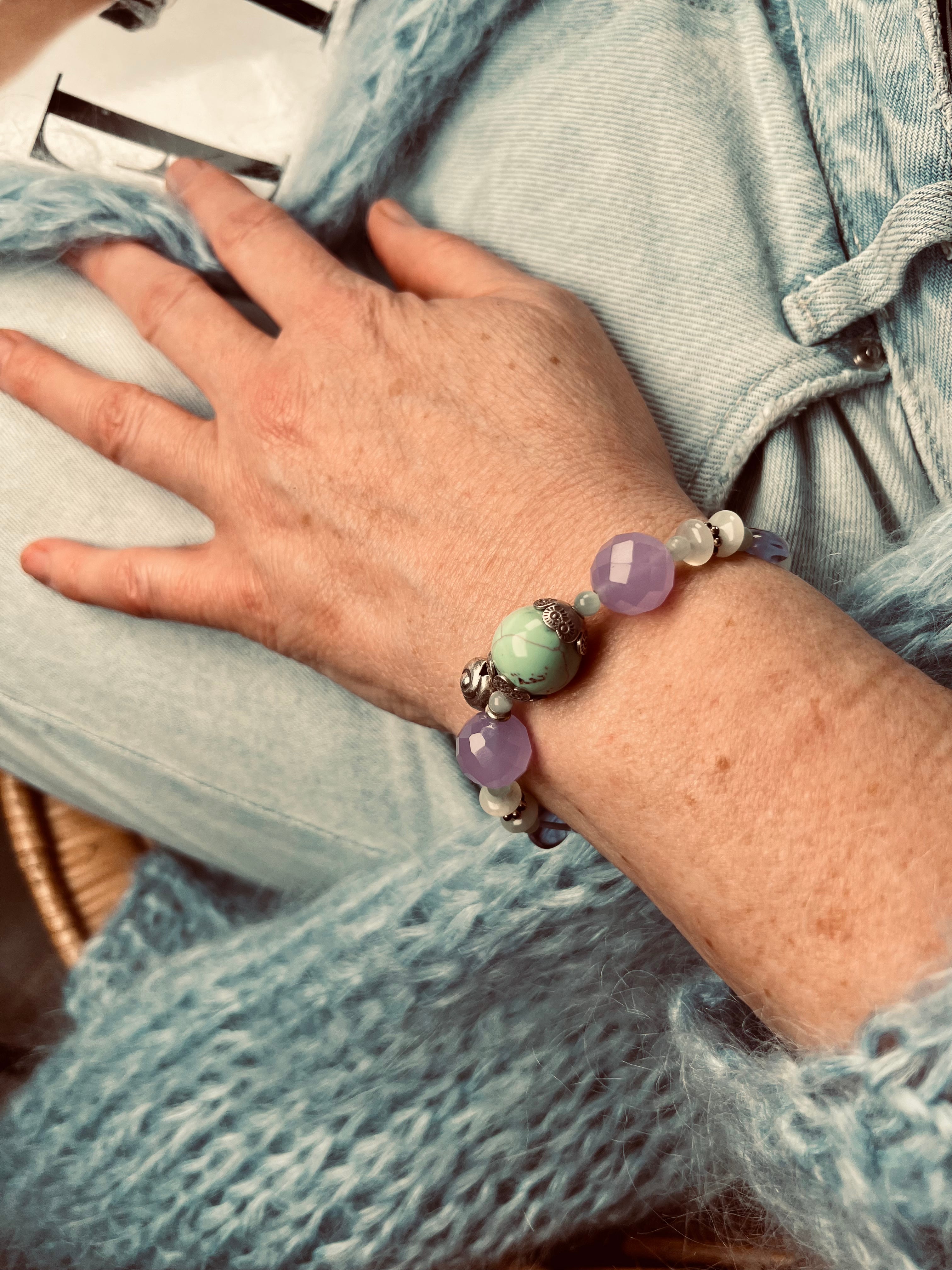 Armband aus und lila Kunzit mit Silberelementen